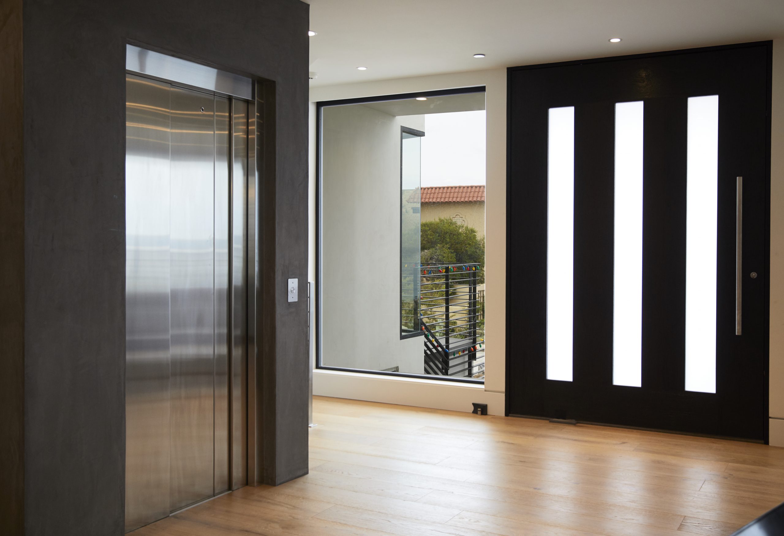 Stainless cab, brushed-steel door Stainless cab, brushed-steel door